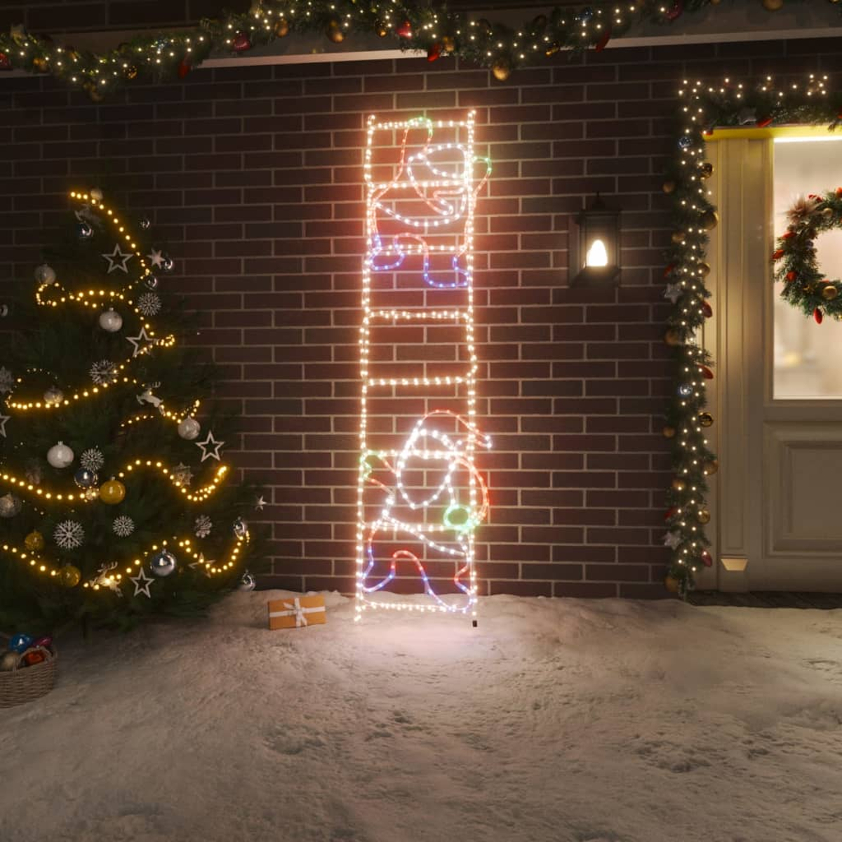 Eine Weihnachtsszene mit einem leuchtenden Weihnachtsmann, der eine Leiter hochklettert. Ein dekorierter Baum steht links. Schnee bedeckt den Boden.