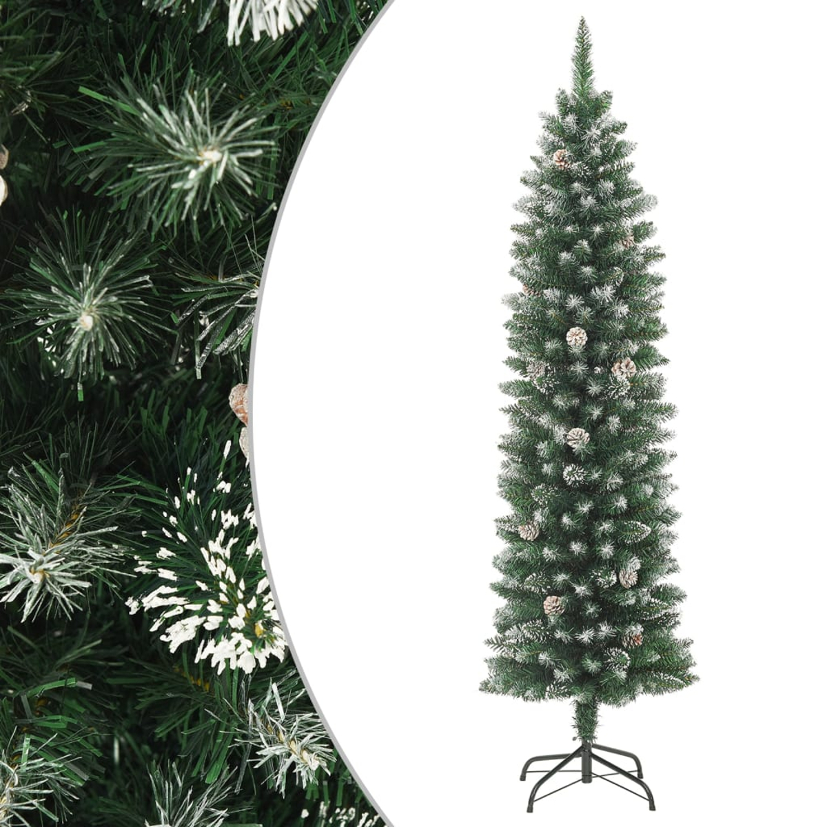 Ein grüner Weihnachtsbaum mit weißen Akzenten und Tannenzapfen steht auf einem schwarzen Metallständer. Der Hintergrund ist weiß.