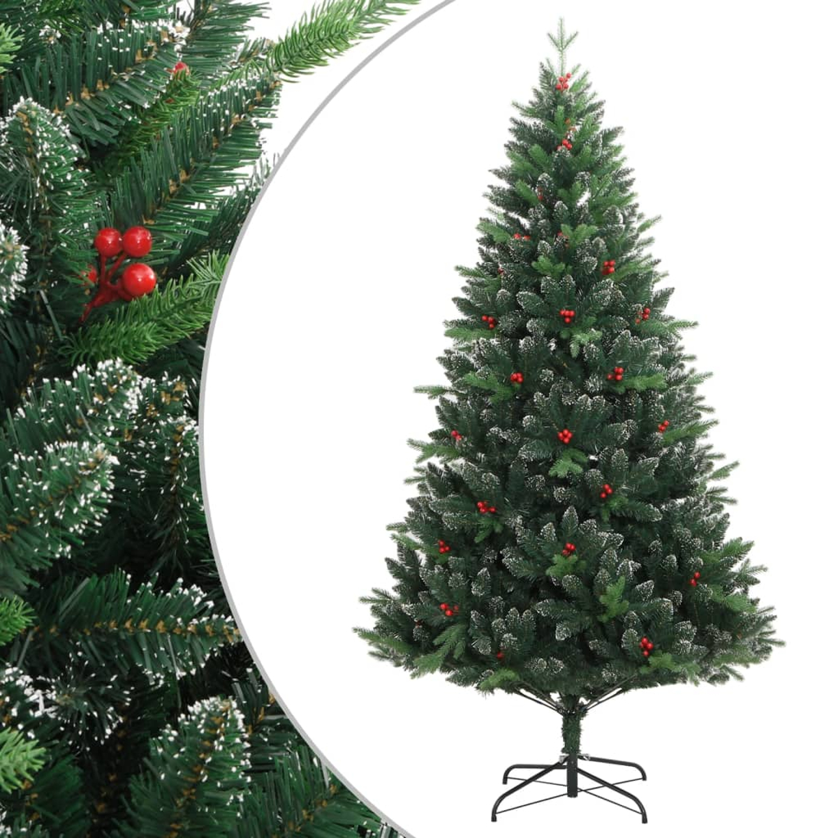 Ein grüner Weihnachtsbaum mit roten Beeren und schneegleichen Akzenten. Der Baum steht auf einem schwarzen Ständer vor weißem Hintergrund.