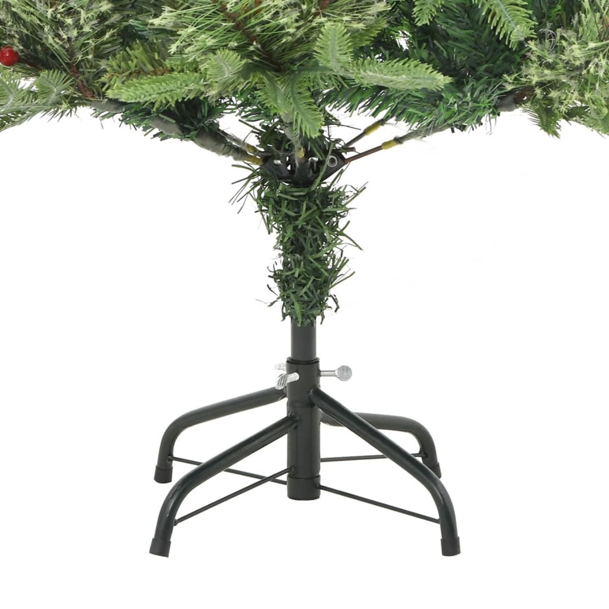 Künstliche Weihnachtsbaumbasis. Die grünen Äste des Baumes mit roten Beeren. Schwarzer Metallständer. Weißer Hintergrund.