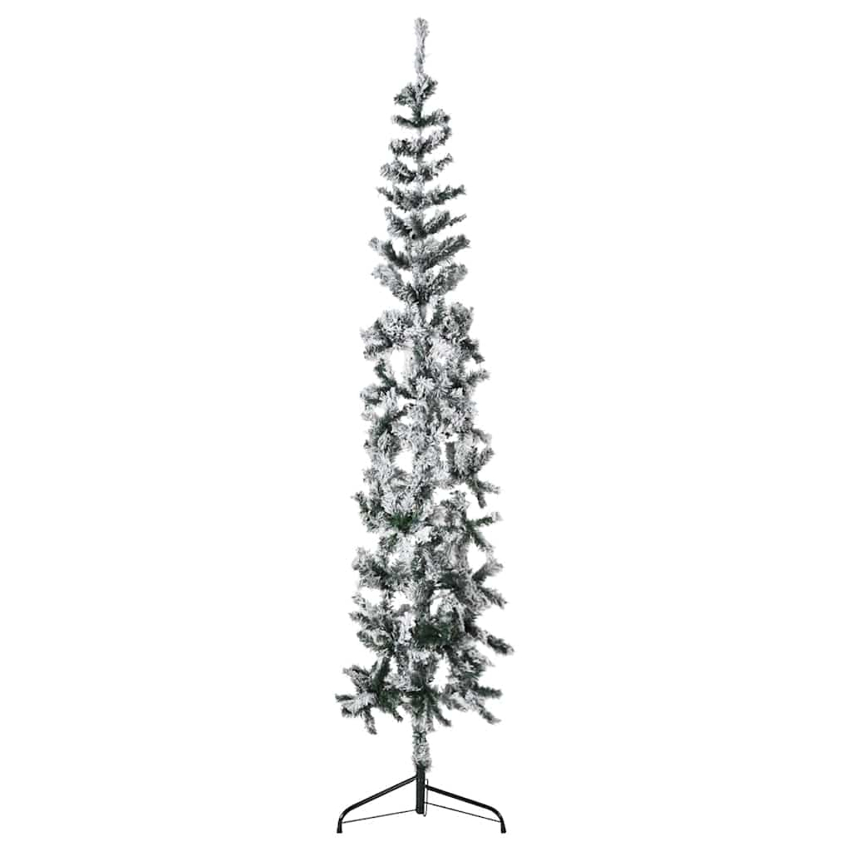 Ein hoher, schlanker Weihnachtsbaum ist mit Kunstschnee bedeckt. Er steht auf einem schwarzen Metallständer vor weißem Hintergrund.