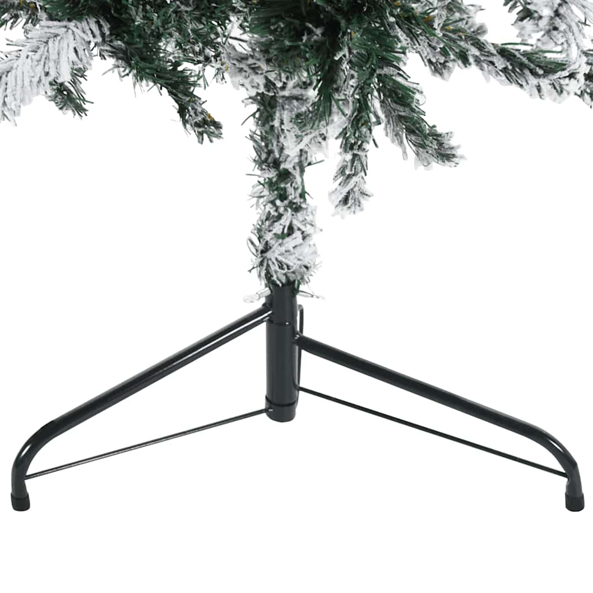 Ein Weihnachtsbaumfuß mit schwarzem Metallständer. Der Baum ist grün mit weißem Schnee. Der Hintergrund ist weiß.