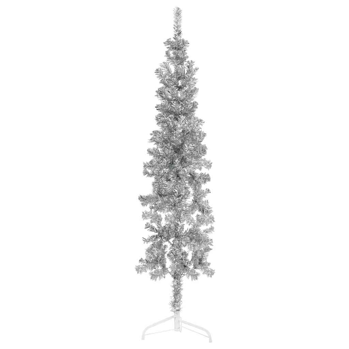 Ein hoher, silberner Weihnachtsbaum steht auf einem weißen Ständer vor einem weißen Hintergrund. Der Baum ist vollständig mit silbernen Nadeln geschmückt.