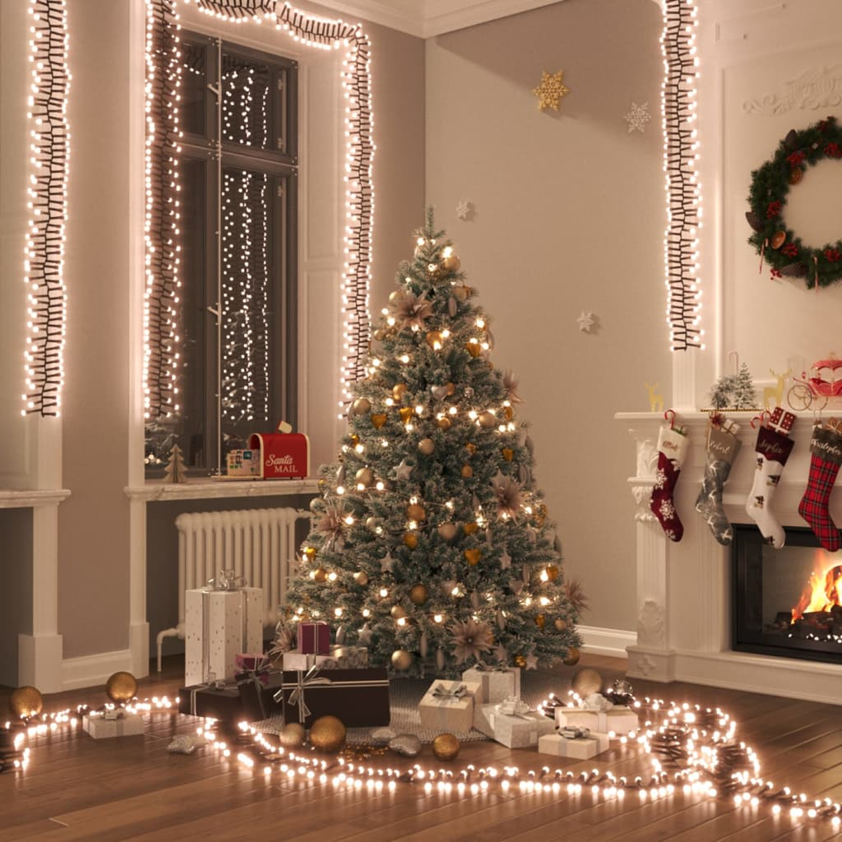 Ein geschmückter Weihnachtsbaum mit Lichtern, Geschenken und einem Kamin mit Strümpfen. Lichterketten schmücken den Raum.