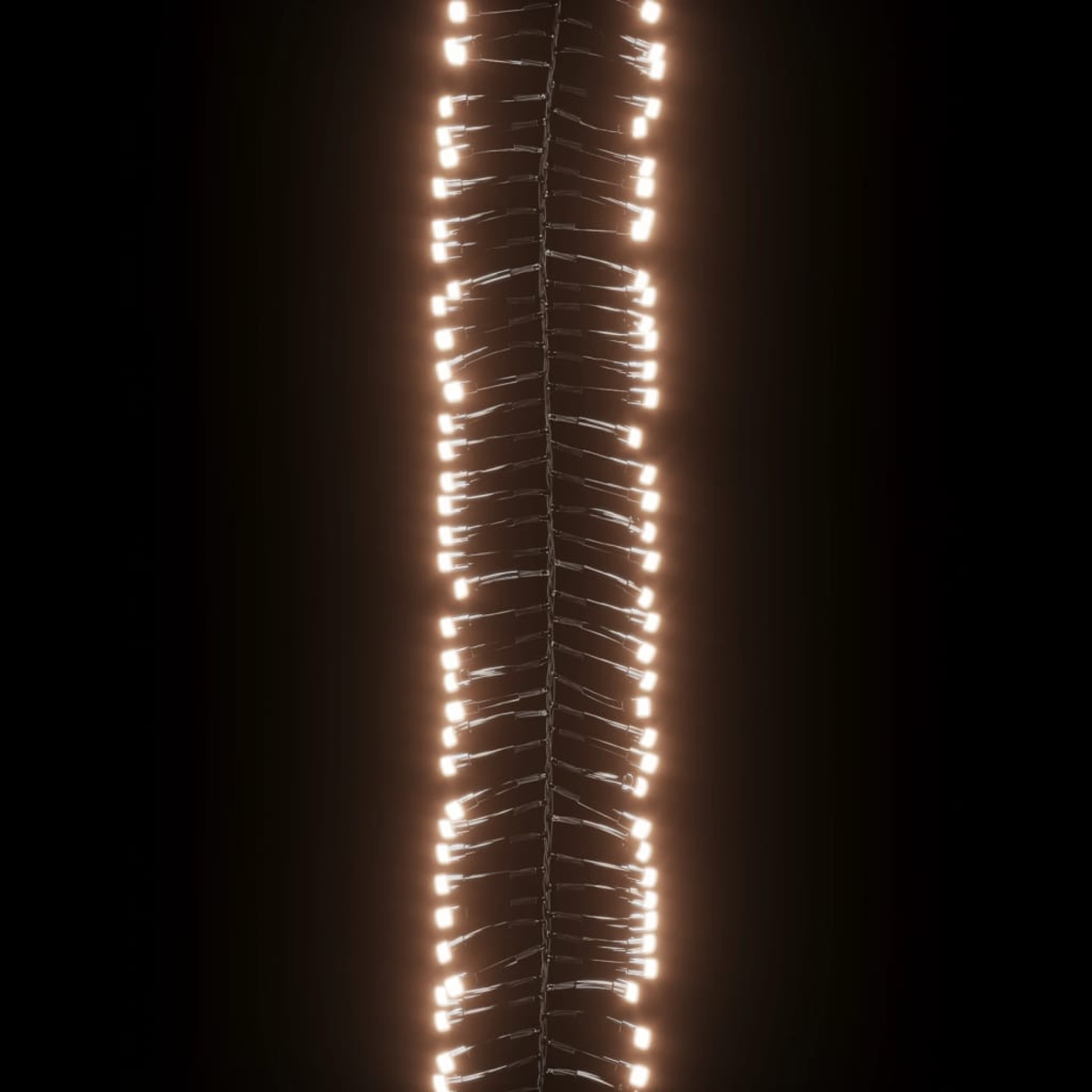 Vertikale Lichterkette vor schwarzem Hintergrund. Lichter sind klein, hell und gleichmäßig verteilt. Der Hintergrund ist dunkel.