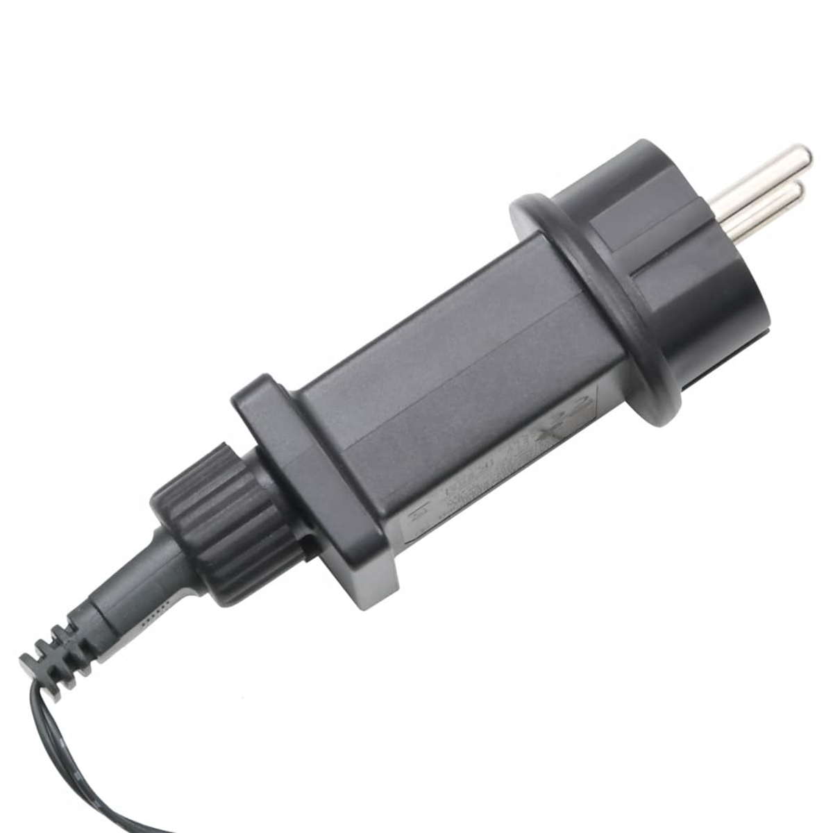 Ein schwarzer Stecker mit zwei Metallstiften ist auf weißem Hintergrund abgewinkelt. Ein Kabel geht vom Stecker aus.