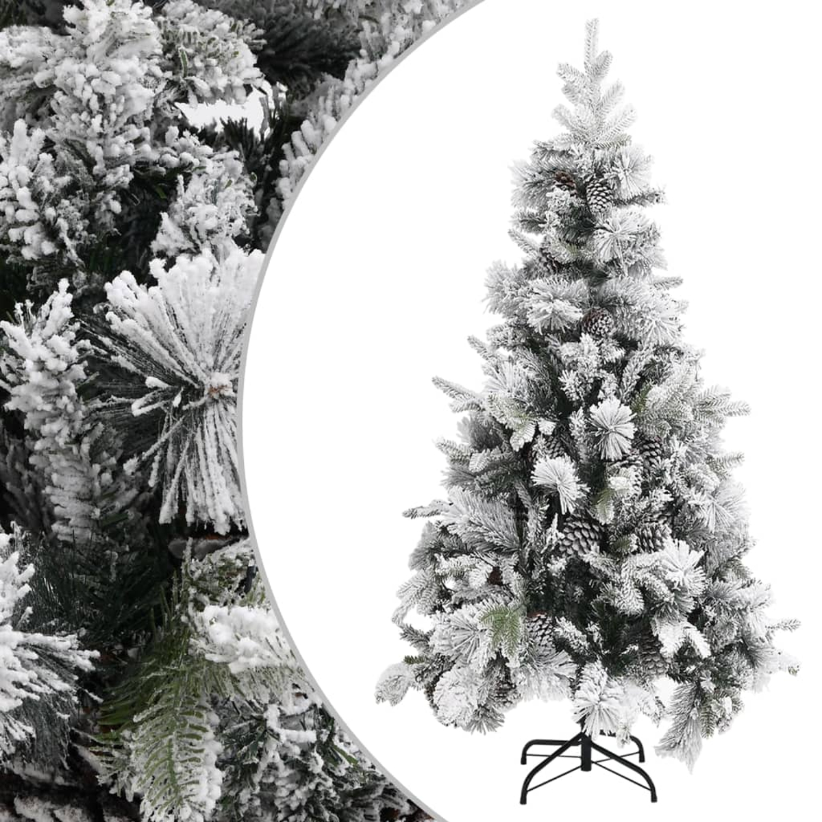 Ein schneebedeckter Weihnachtsbaum mit Tannenzapfen. Der Baum steht auf einem schwarzen Metallständer. Der Hintergrund ist weiß.