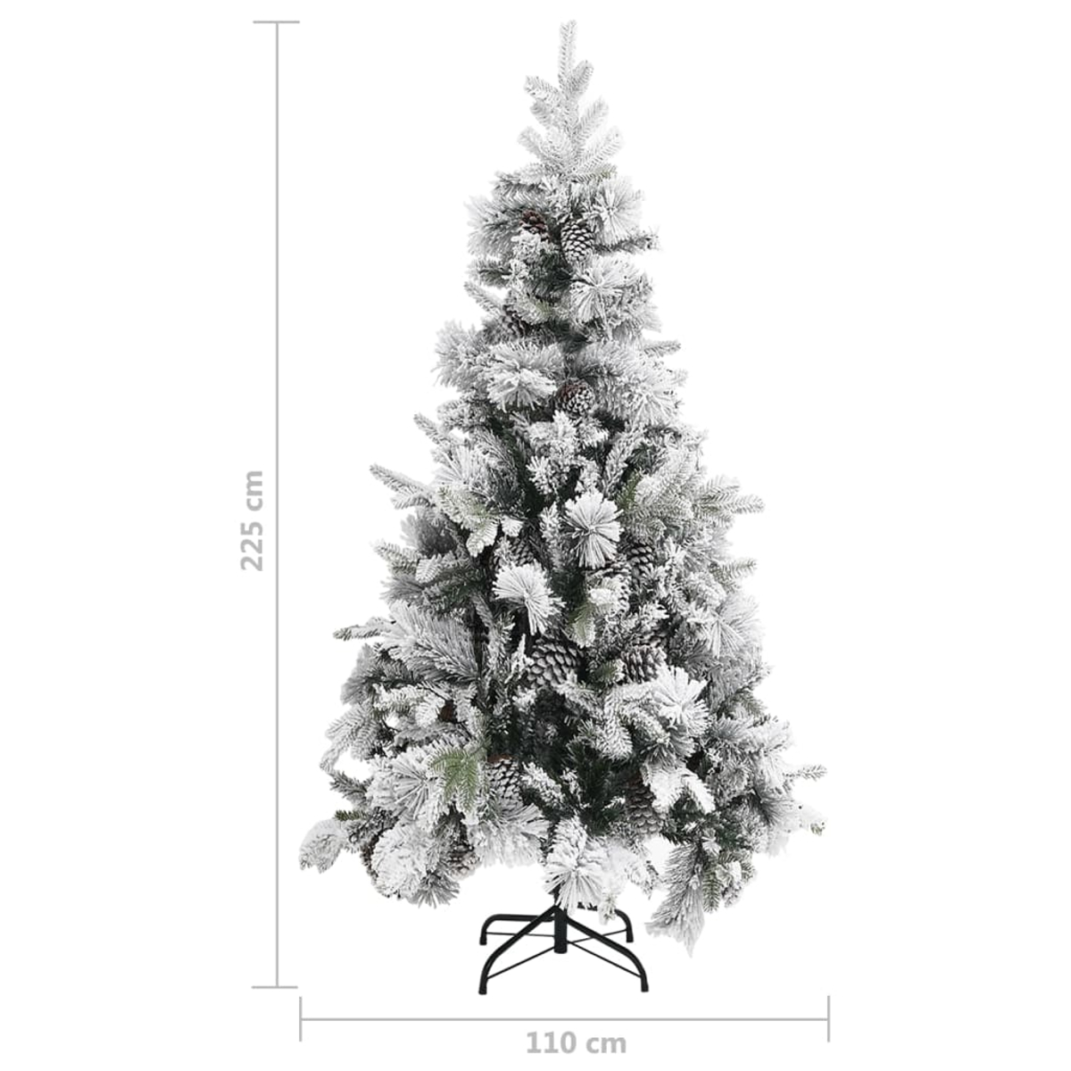 Ein schneebedeckter künstlicher Weihnachtsbaum steht vor weißem Hintergrund. Er hat Tannenzapfen und steht auf einem schwarzen Metallständer.