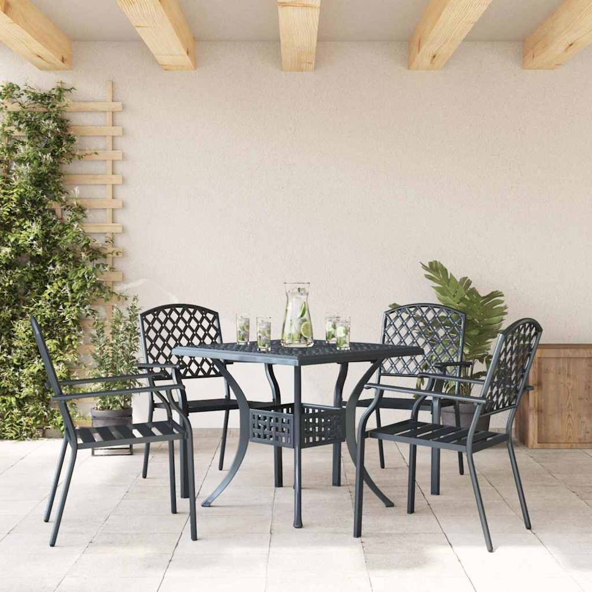 Juego de comedor al aire libre con mesa, sillas y bebidas. La vegetación rodea el patio. Pared beige y vigas de madera arriba.