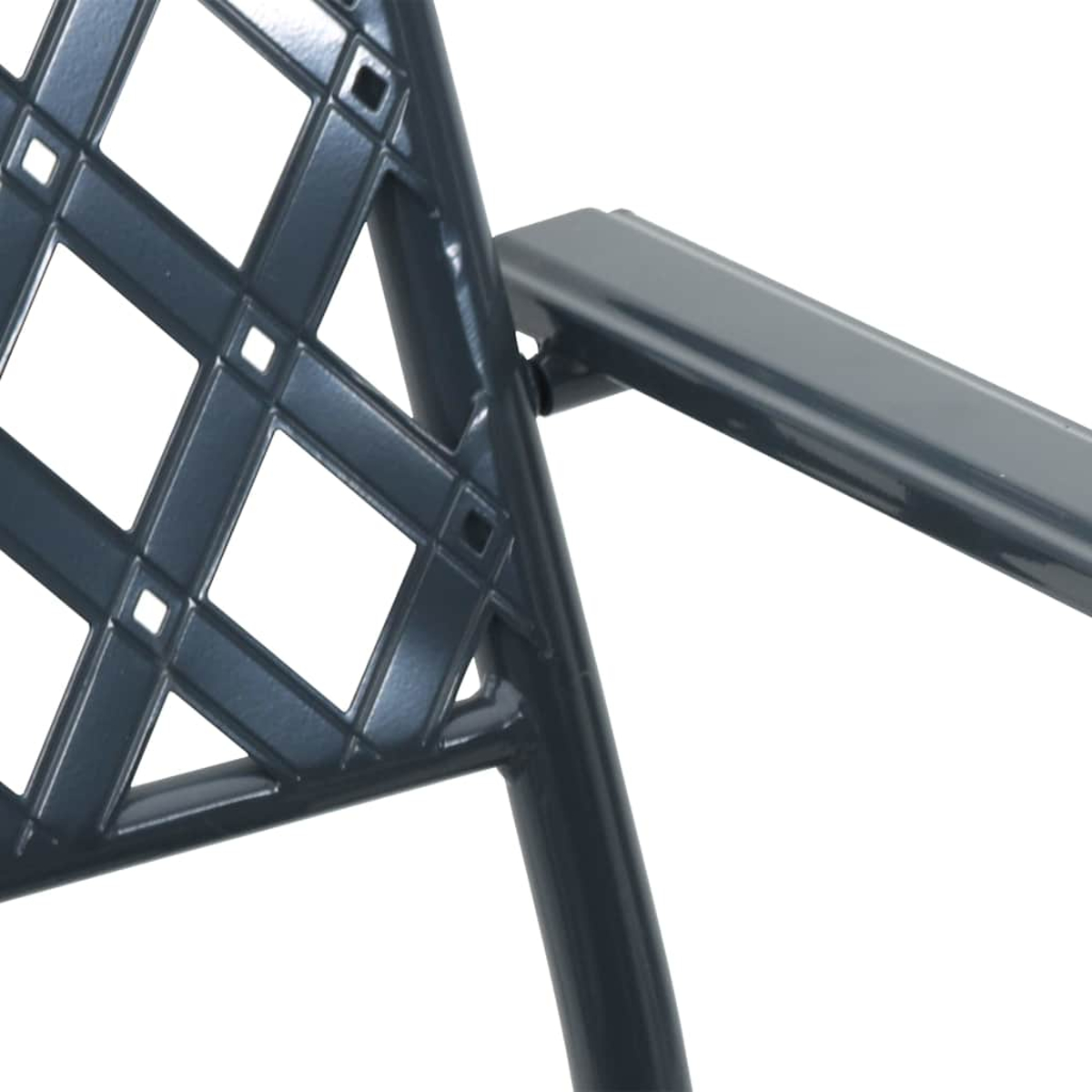 Primer plano de una silla de metal gris oscuro. El respaldo tiene un patrón de diamantes. Un reposabrazos se extiende hacia la derecha.