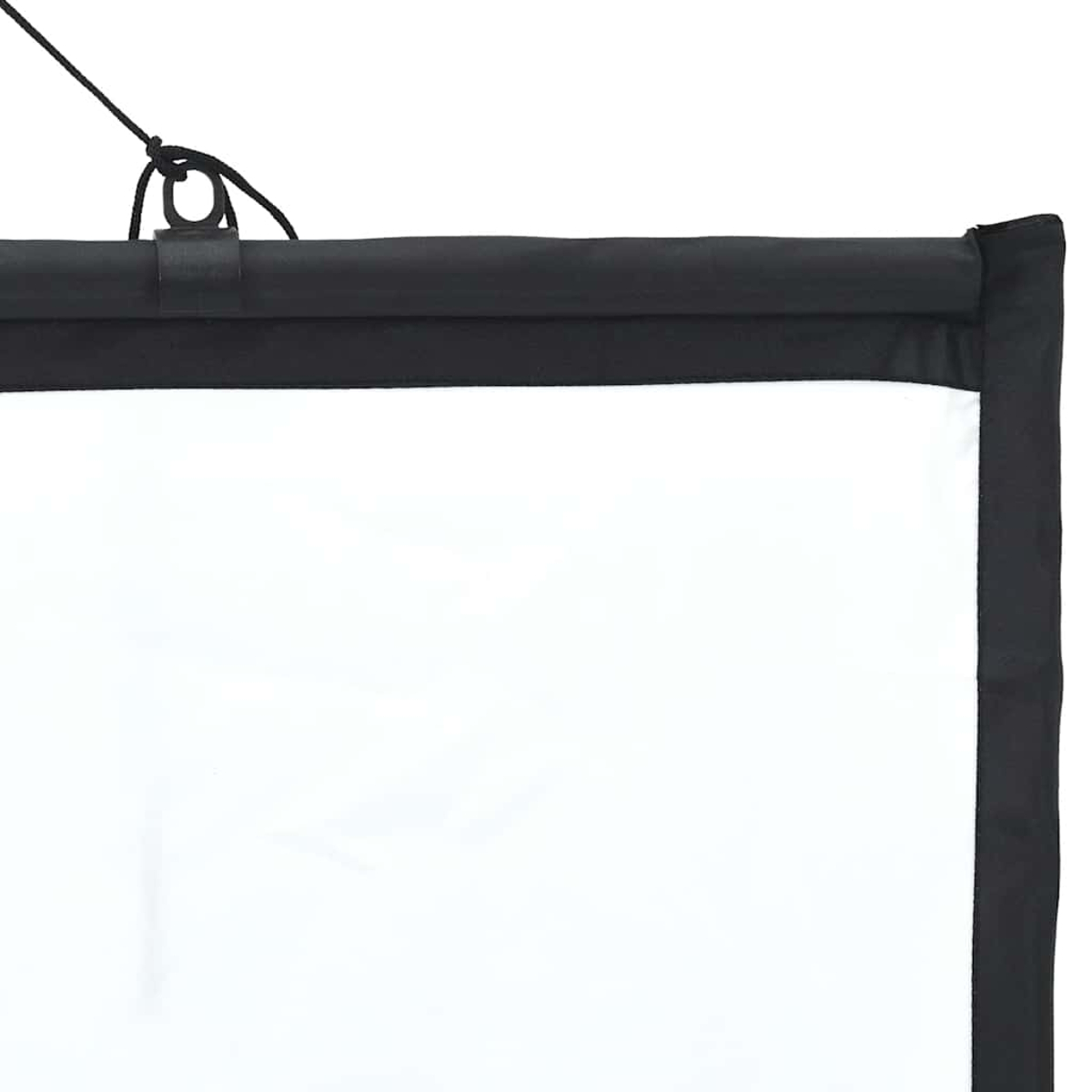 Nahaufnahme einer Projektionsleinwand. Schwarzer Rahmen und Oberseite. Weißer Bildschirm. Schwarze Kordel und Ring oben.