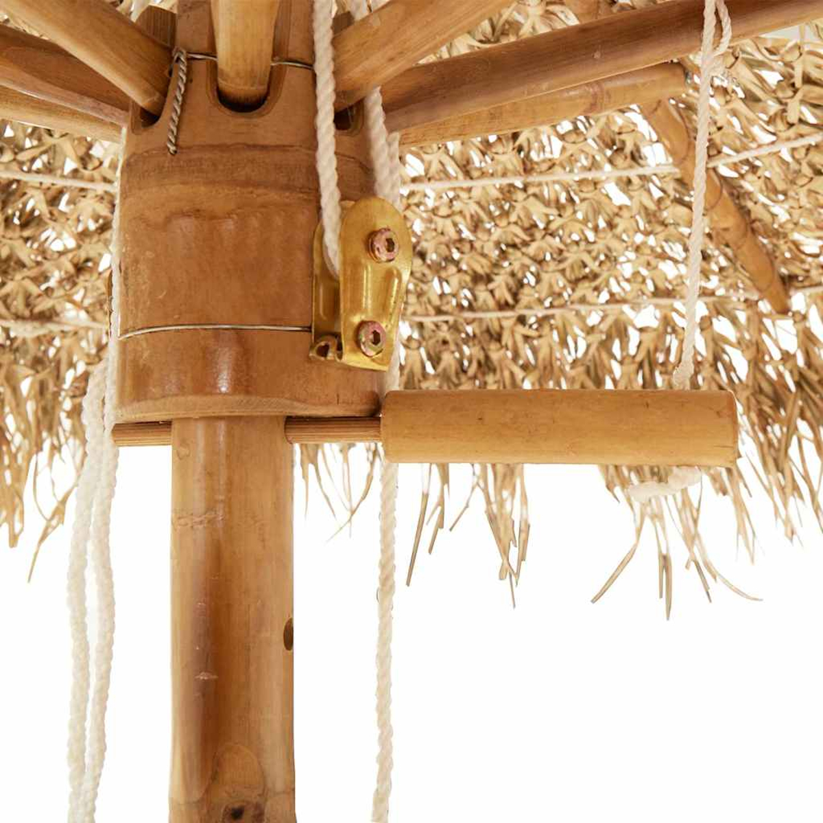 Primo piano di un ombrello di bambù con tetto di paglia. I dettagli mostrano il palo di legno, la puleggia e le corde. Lo sfondo è bianco.