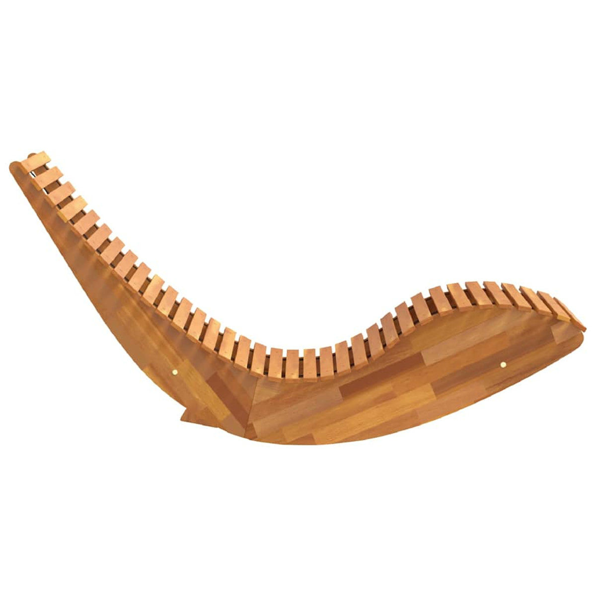 Ein schaukelnder Holz-Loungesessel. Der Stuhl ist braun und hat eine Lattenlehne und -sitzfläche vor weißem Hintergrund.