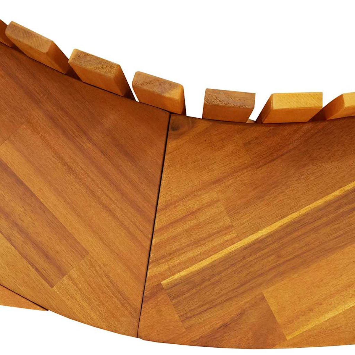 Nahaufnahme einer geschwungenen Holzoberfläche mit kleinen rechteckigen Holzblöcken am oberen Rand. Das Holz hat einen warmen, braunen Ton.
