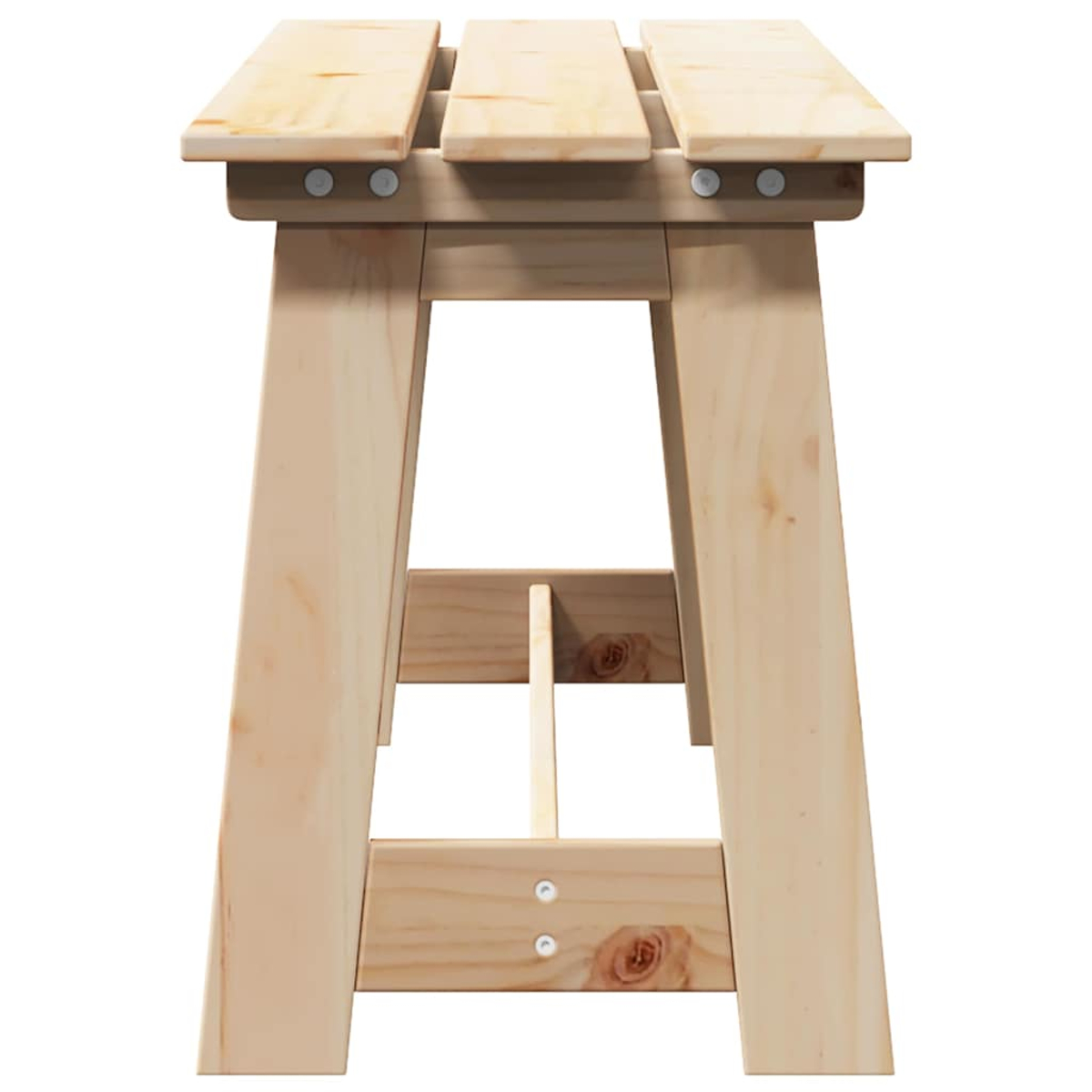Hocker aus hellem Holz. Er hat eine Sitzfläche aus Latten und schräge Beine. Schrauben sichern den Sitz. Der Hintergrund ist weiß.