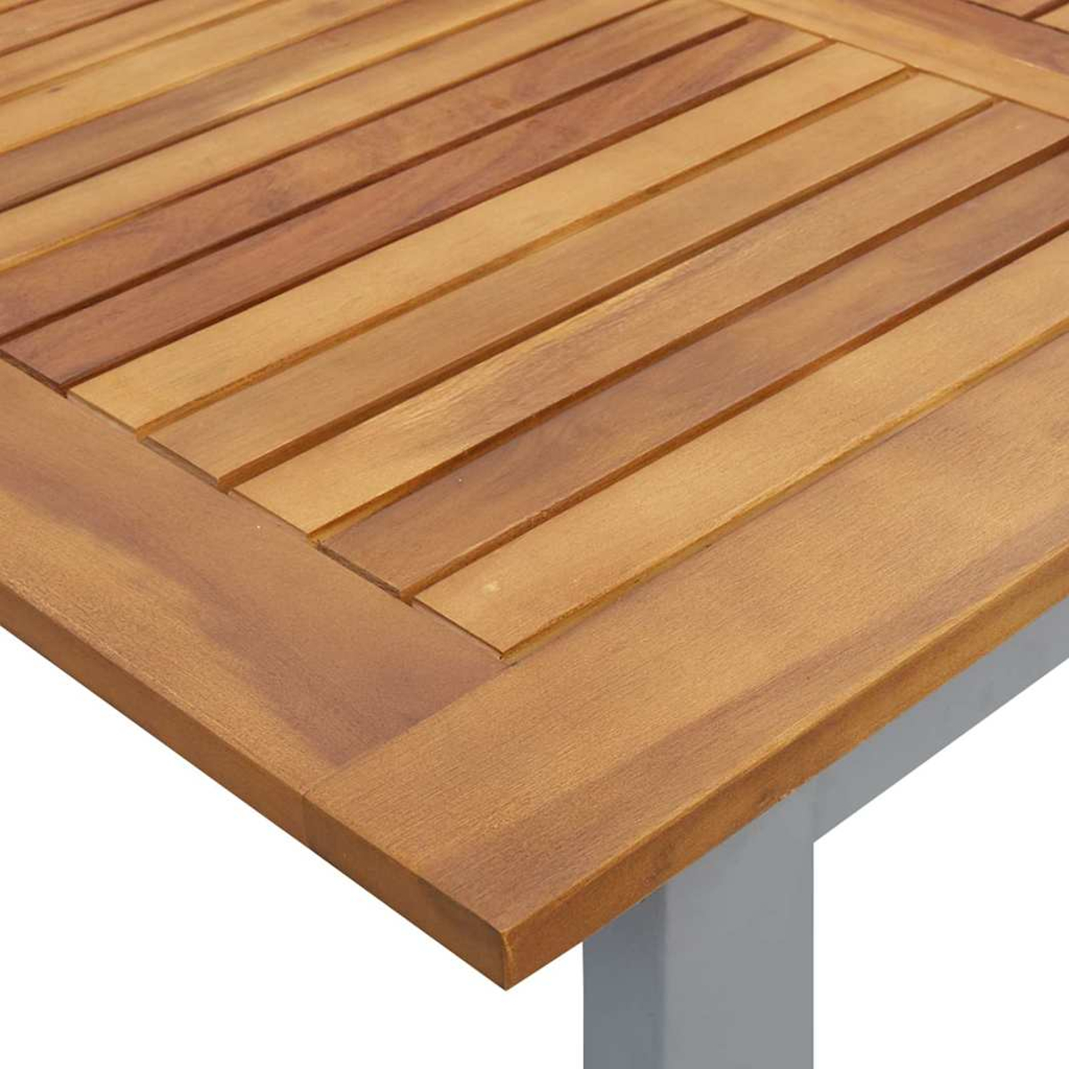 Nahaufnahme eines Holztisches mit rechteckiger Tischplatte. Die Platte besteht aus Holzplanken in Brauntönen. Ein graues Bein ist sichtbar.