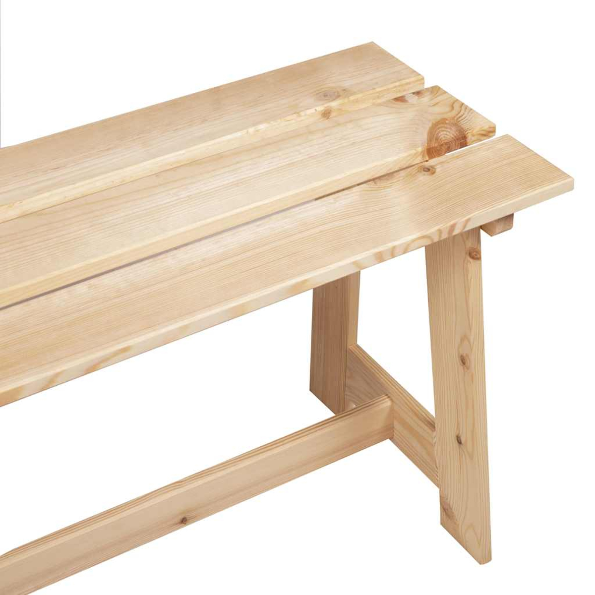 Eine Holzbank mit hellbraunen Brettern. Beine und Rahmen sind ebenfalls aus Holz. Die Bank steht vor einem weißen Hintergrund.