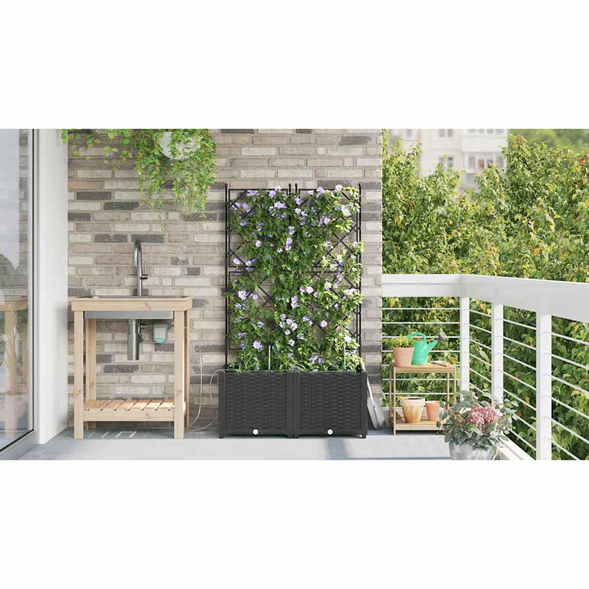 Scena di balcone con lavandino, traliccio con piante rampicanti e fioriere. Alberi verdi sullo sfondo. Ringhiera bianca presente.