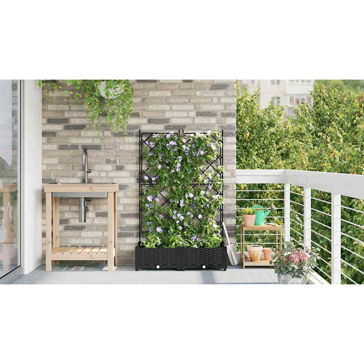 Scena di balcone con lavandino, traliccio con piante rampicanti e una piccola mensola con attrezzi e piante da giardinaggio.