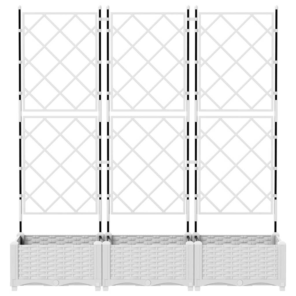 Un traliccio bianco con tre sezioni sopra tre fioriere abbinate. Il traliccio ha un motivo a rombi, le fioriere un design intrecciato.