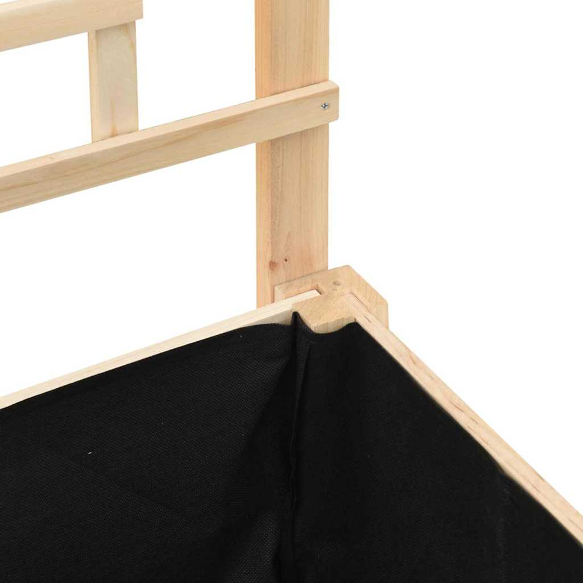Angolo di una fioriera in legno. Cornice in legno marrone chiaro con rivestimento in tessuto nero. Sfondo bianco.