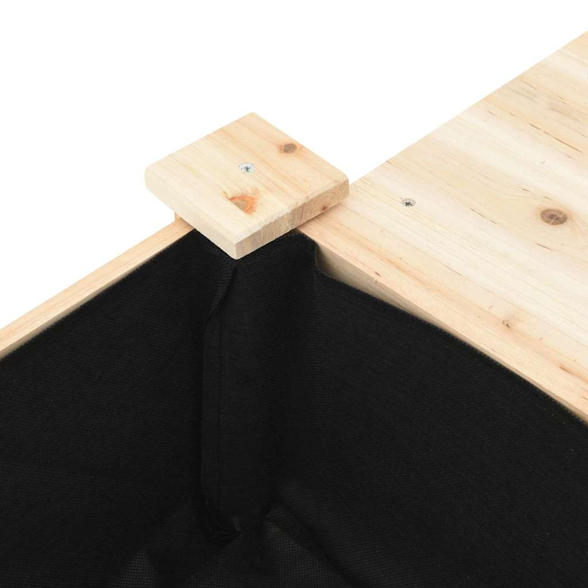 Angolo di una fioriera in legno. Tessuto nero riveste l'interno. Pannelli in legno chiaro uniti con viti.