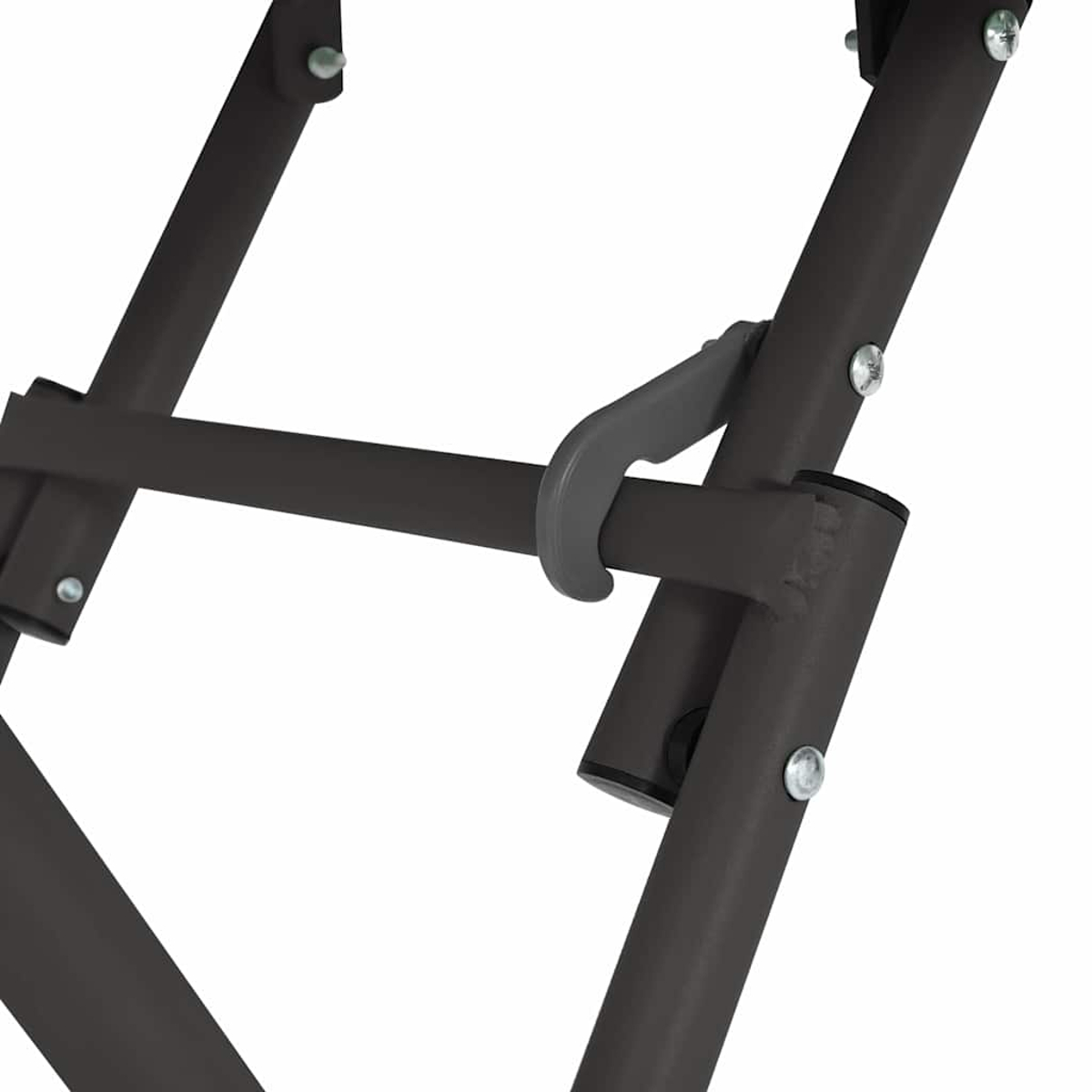 Primer plano de un armazón de silla metálica. Barras de metal gris conectadas con una pieza de plástico gris. Se ven pernos y remaches.
