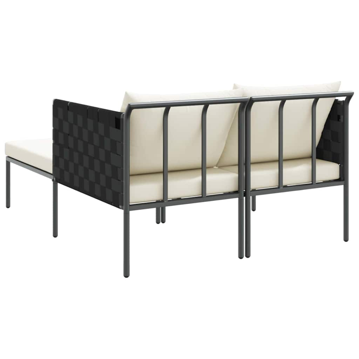 Ein modernes Outdoor-Sofa. Es hat eine schwarze gewebte Seite, einen grauen Metallrahmen und cremefarbene Kissen. Das Sofa steht auf weißem Hintergrund.