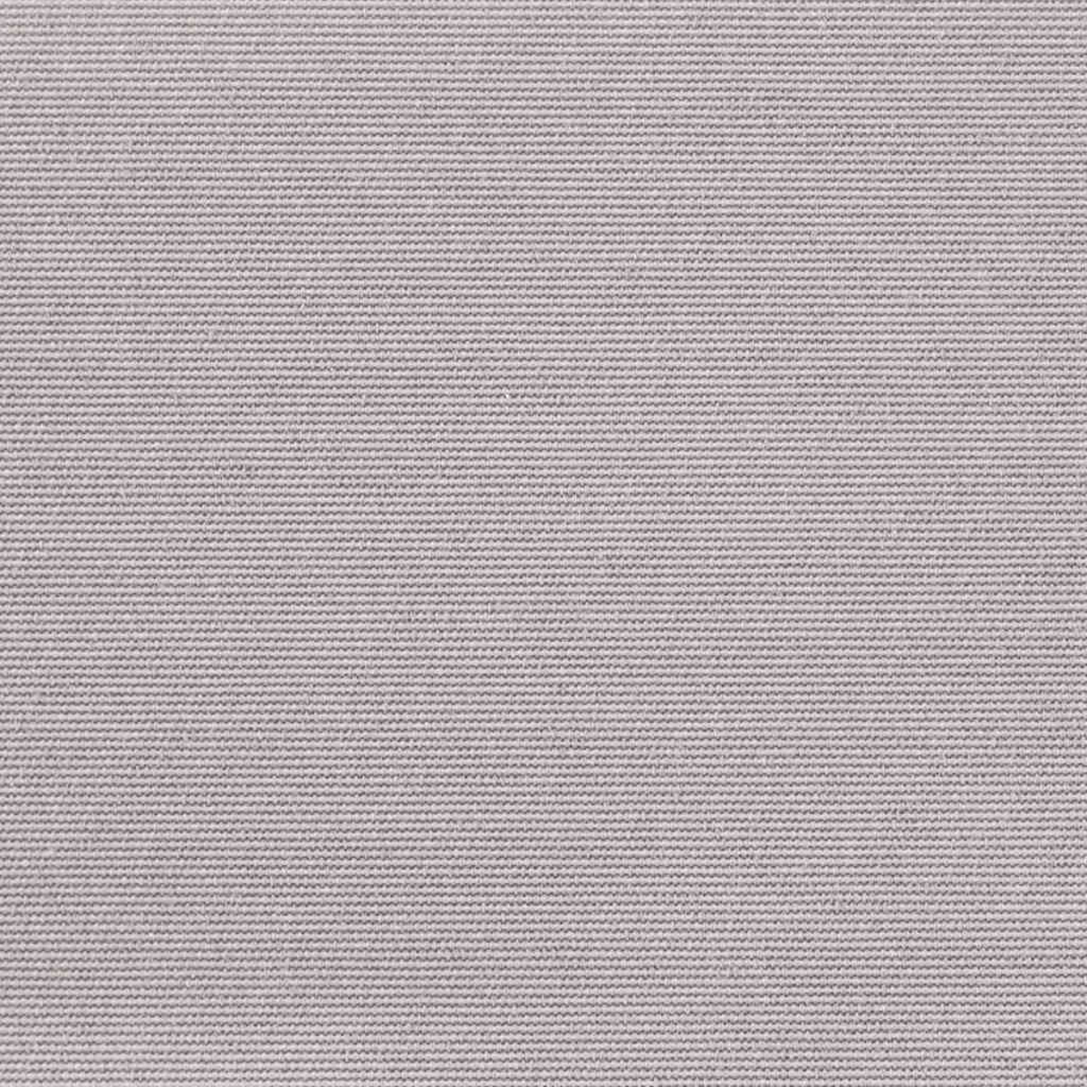 Nahaufnahme eines hellgrauen Stoffes mit strukturiertem, horizontal geripptem Muster. Der Stoff ist gleichmäßig beleuchtet und zeigt subtile Farbvariationen.