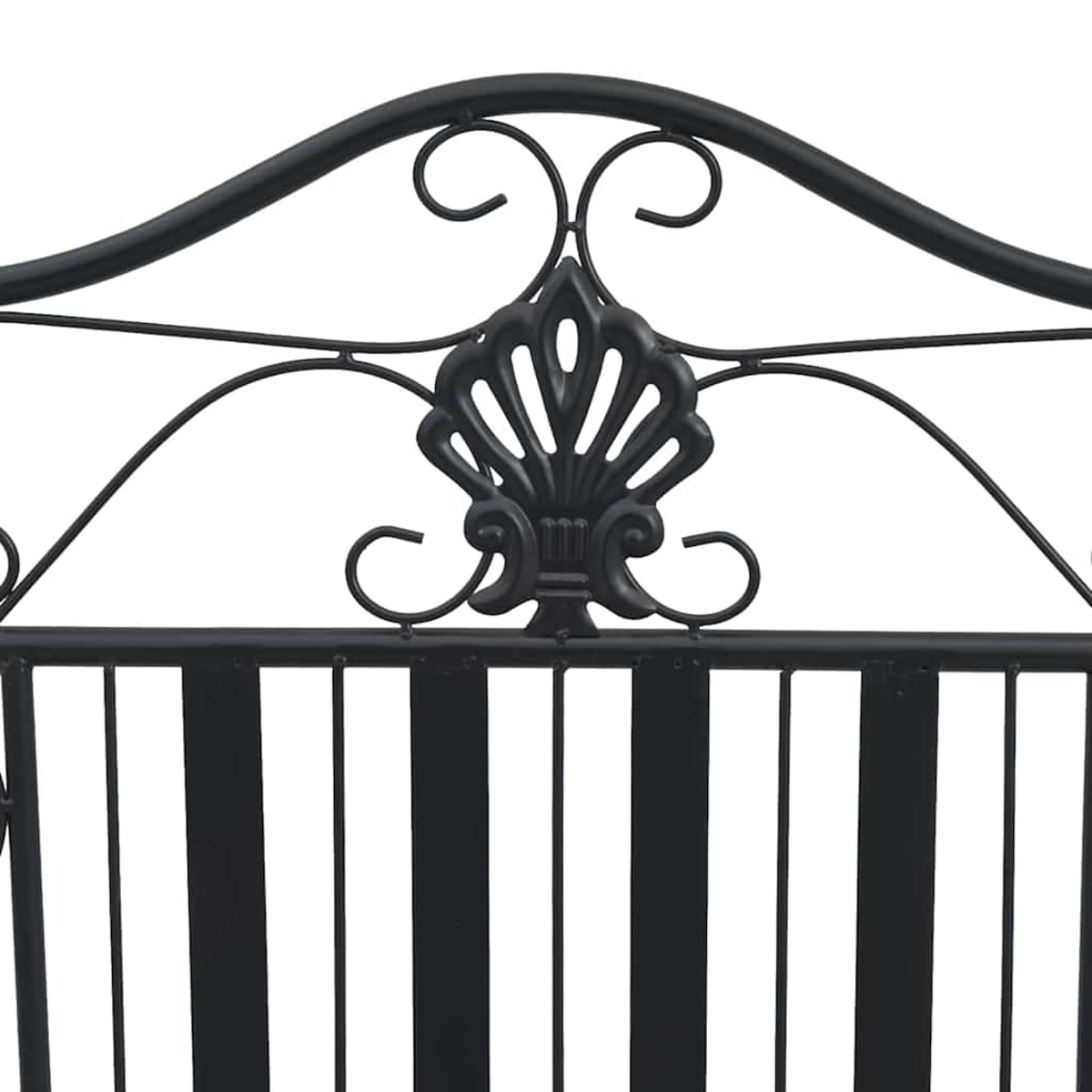Schwarze schmiedeeiserne Banklehne. Sie hat vertikale Stäbe, dekorative Wirbel und ein zentrales muschelartiges Design.