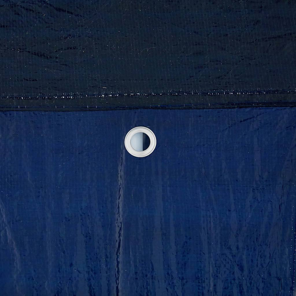 Nahaufnahme einer dunkelblauen Plane mit einer weißen Öse. Der obere Bereich ist ein dunkleres Marineblau. Die Plane hat einen leicht glänzenden Glanz.