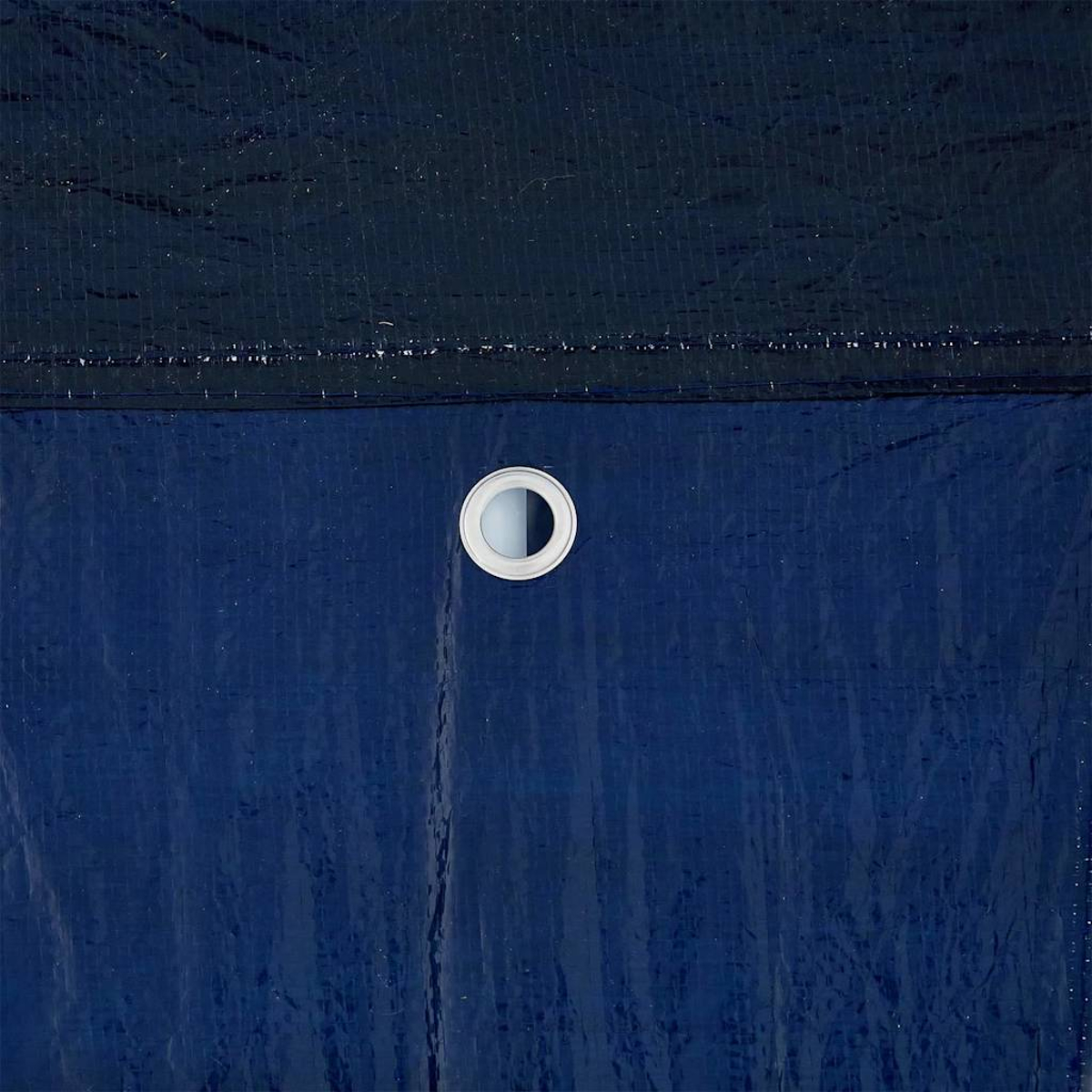 Eine blaue Plane mit einer weißen Öse. Der obere Teil ist dunkelblau, der untere hellblau. Die Öse ist zentriert.