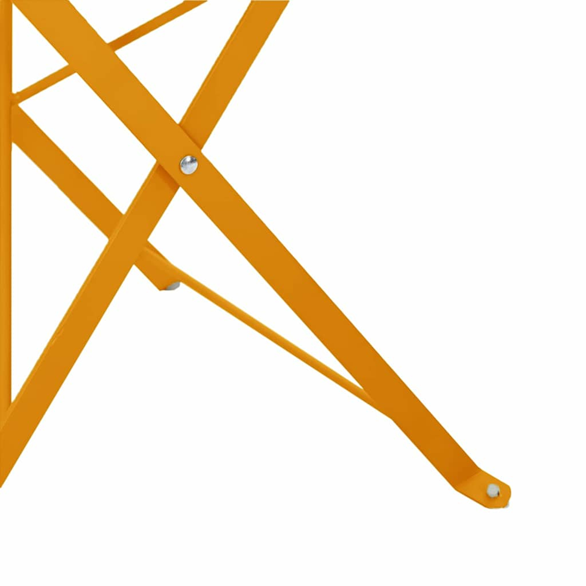 Nahaufnahme eines orangefarbenen Metallstuhls. Das Bein neigt sich nach unten und ist mit Nieten befestigt. Weißer Hintergrund.
