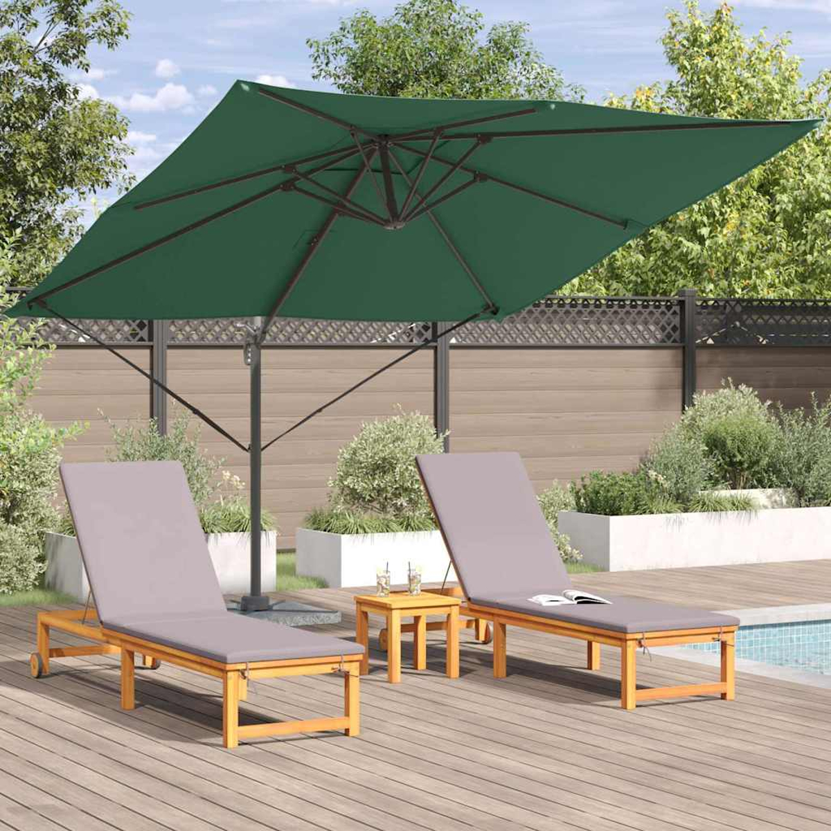 Due lettini in legno con cuscini grigi sono sotto un ombrellone verde. Un tavolino è tra loro, su una terrazza di legno.