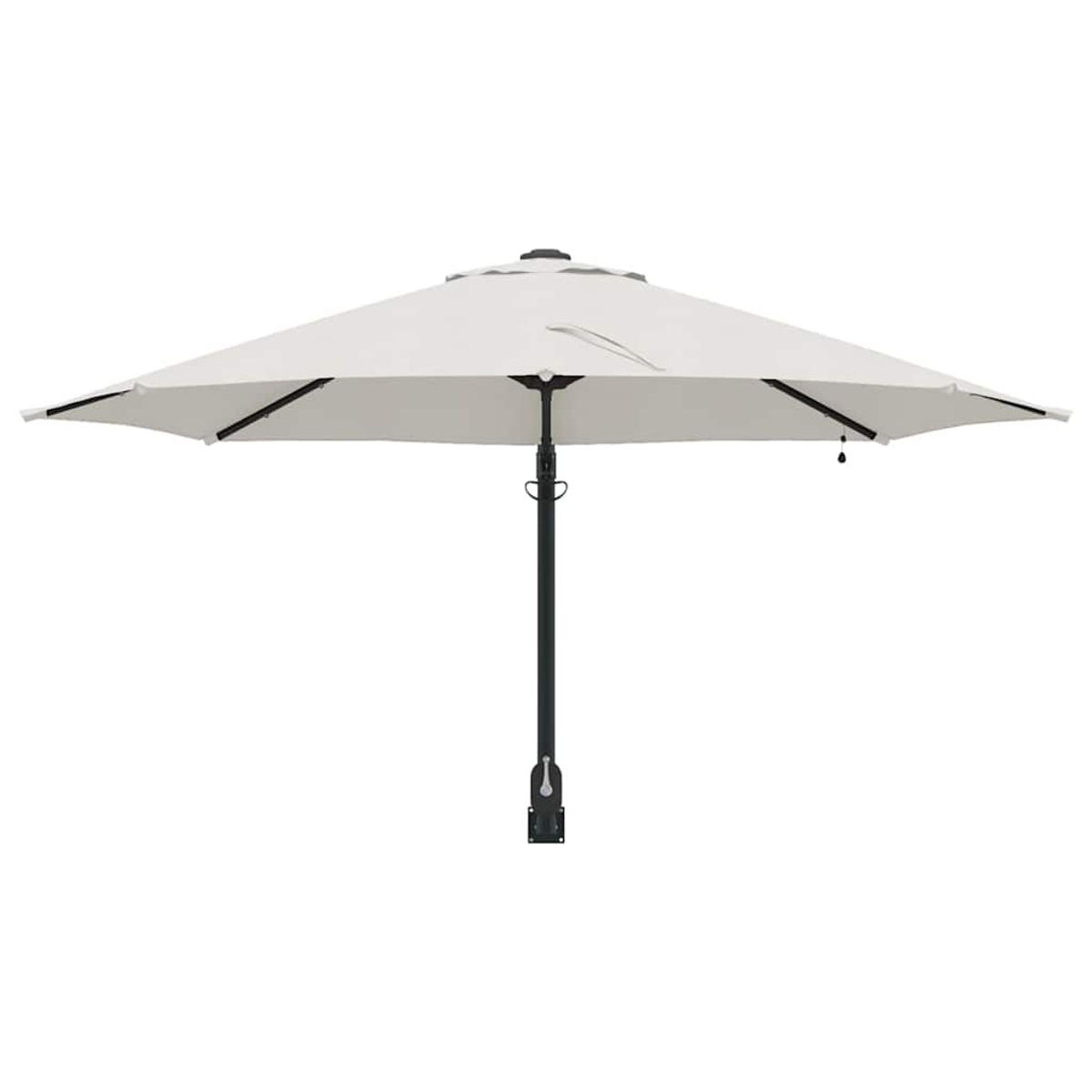Un grande ombrellone da patio bianco sporco con palo di supporto e stecche nere. L'ombrellone è centrato su uno sfondo bianco.