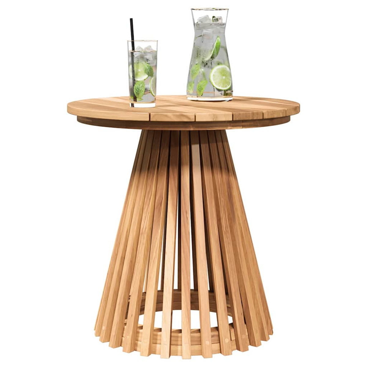 Una mesa de madera con un vaso y una jarra con bebida. Ambos contienen hielo, lima y menta. La mesa está sobre un fondo blanco.