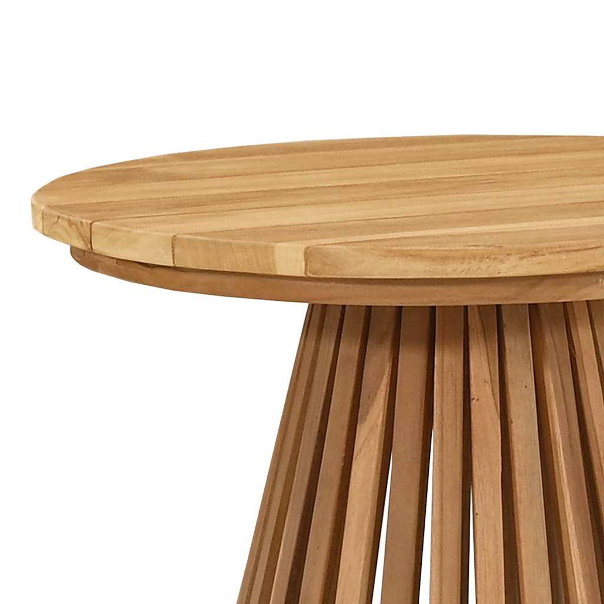 Primer plano de una mesa redonda de madera. La tapa es de color marrón claro, construida con tablones. La base es de listones de madera verticales.