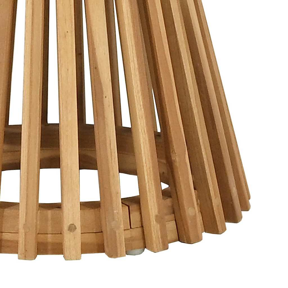 Primer plano de una estructura de madera marrón claro con listones verticales, formando una forma de cono. La base tiene un diseño circular.