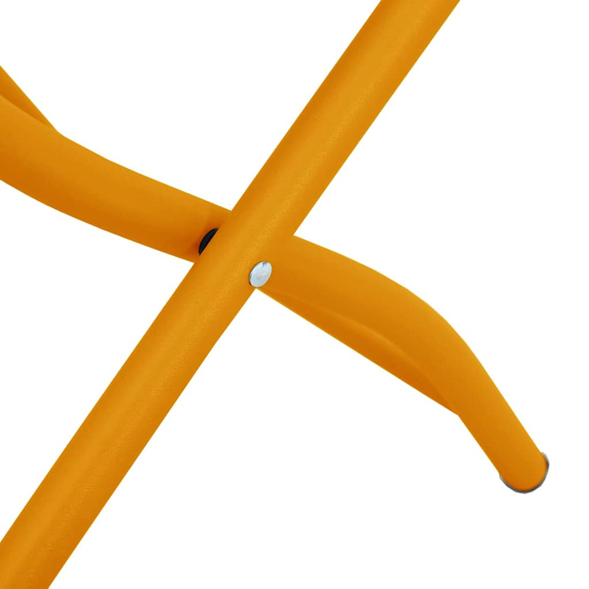 Primer plano de patas de silla naranja cruzadas. Un remache las une. El fondo es blanco liso.