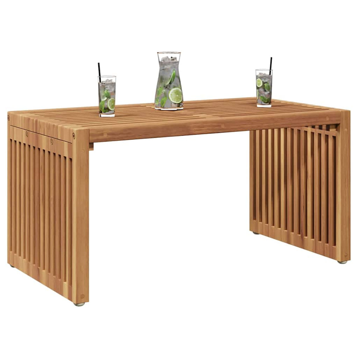 Ein Holztisch mit zwei Gläsern und einer Limonadenkanne. Eis und Limettenscheiben sind sichtbar. Der Tisch ist leer.