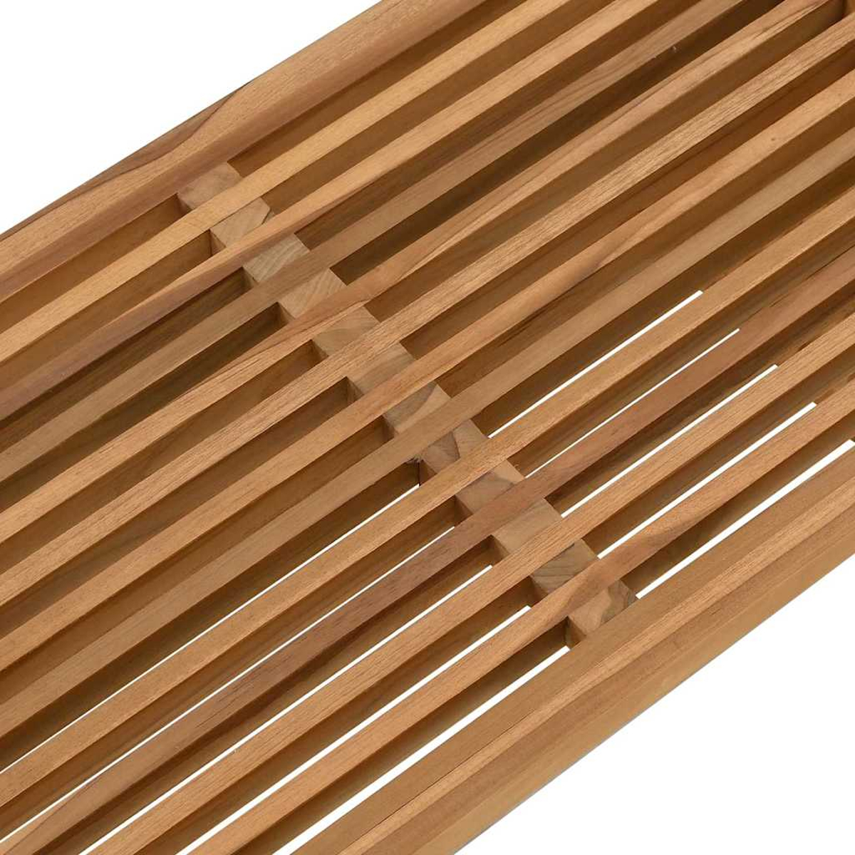 Nahaufnahme von Holzbanklatten. Die Lamellen sind parallel, hellbraun und gleichmäßig beabstandet. Die Bank ist angewinkelt, ihre Konstruktion zeigend.
