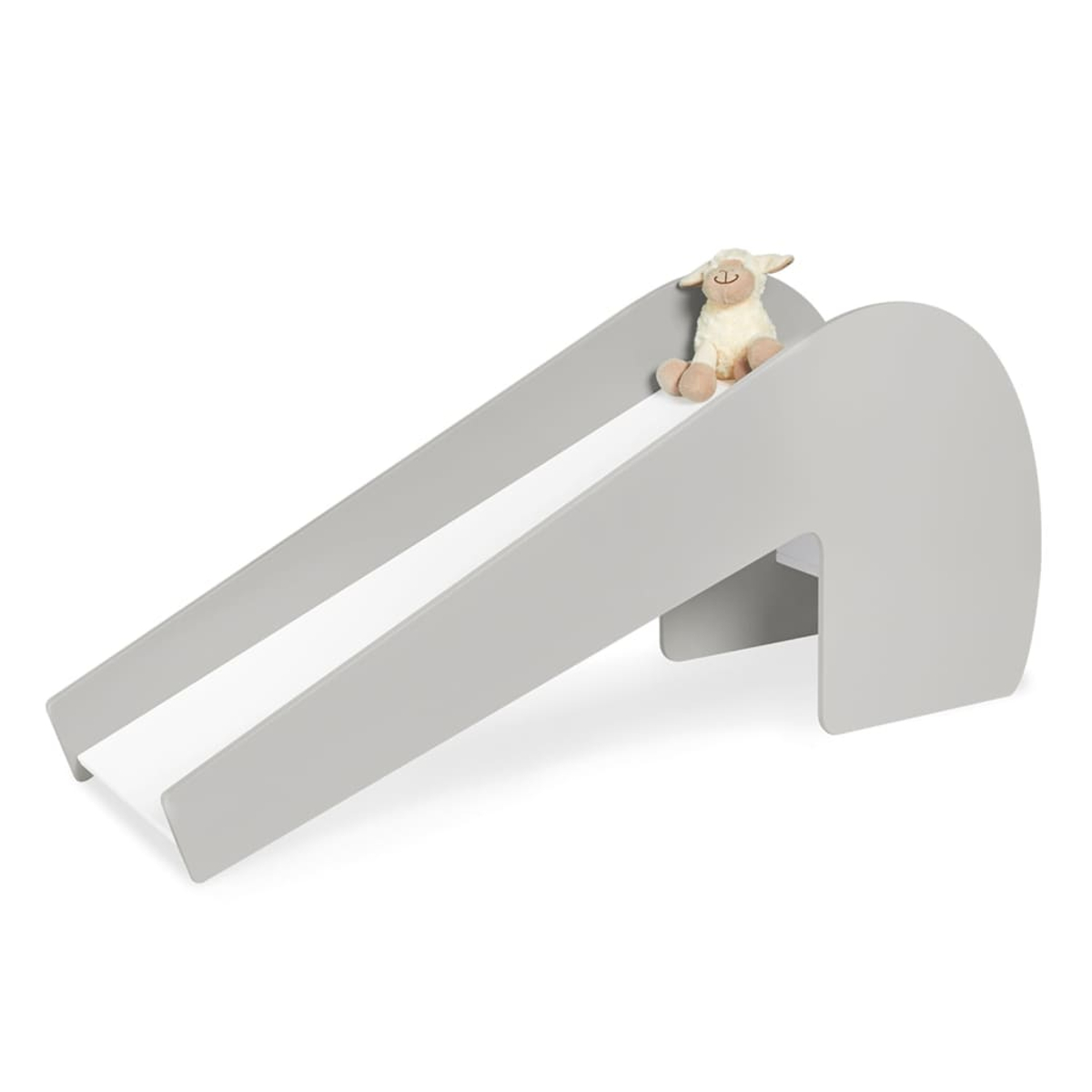 Uno scivolo per bambini grigio e bianco con un agnello di peluche in cima. Lo scivolo è su sfondo bianco.