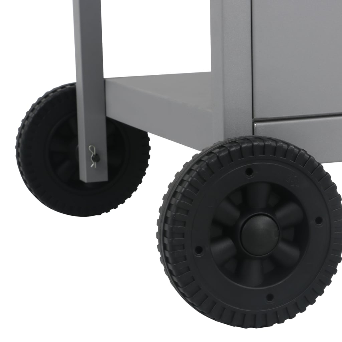Nahaufnahme eines grauen Metallwagens mit zwei schwarzen Rädern. Die Räder sind rund und haben strukturierte Oberflächen. Der Wagen steht vor weißem Hintergrund.