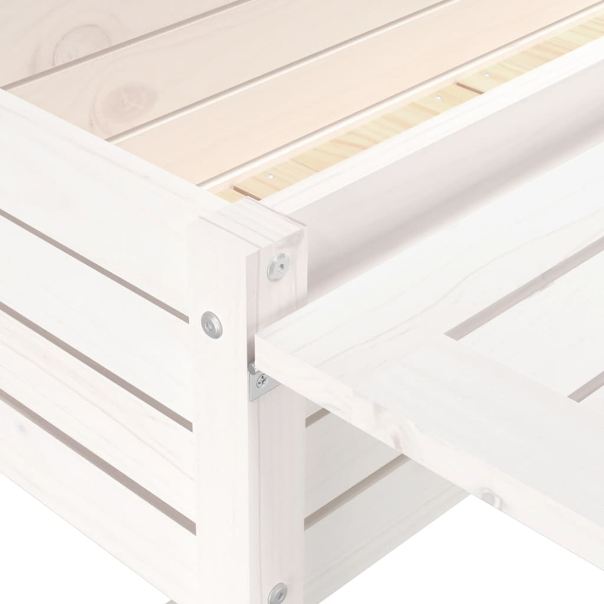Nahaufnahme eines Holzbetts. Weiß lackiertes Holz mit sichtbaren Lamellen und Metallbeschlägen. Helle Farbe, neutraler Hintergrund.
