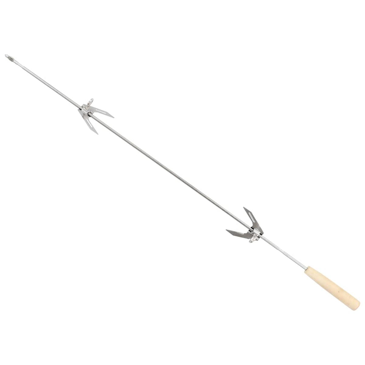 Metalowy rożen do grilla z dwoma widłami i drewnianym uchwytem, ustawiony pod kątem na białym tle.