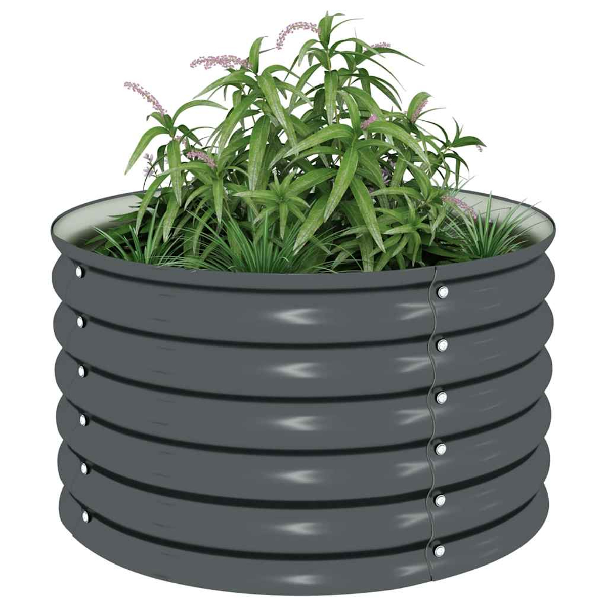 Ein runder, grauer Metallpflanzer gefüllt mit grünen Pflanzen und rosa Blumen. Der Pflanzkübel hat ein gebogenes Design und steht auf weißem Grund.