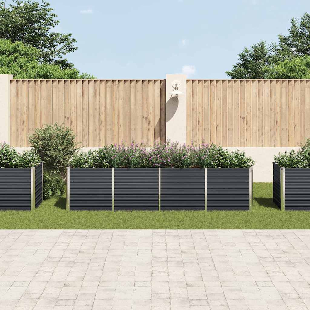 Gartenszene mit grauen Pflanzkästen mit Blumen, Holzzaun, grünem Gras und einem gepflasterten Gehweg im Vordergrund.