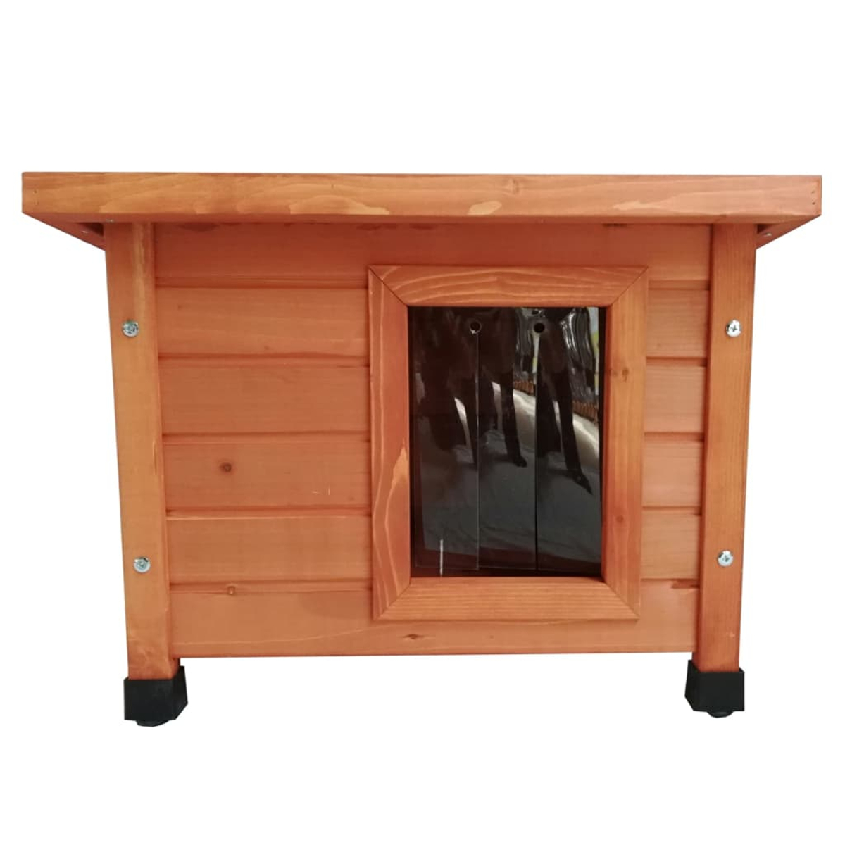 Ein hölzernes Hundehäuschen mit rechteckigem Fenster. Es hat ein Satteldach und steht auf kleinen schwarzen Füßen. Das Holz ist hellbraun.