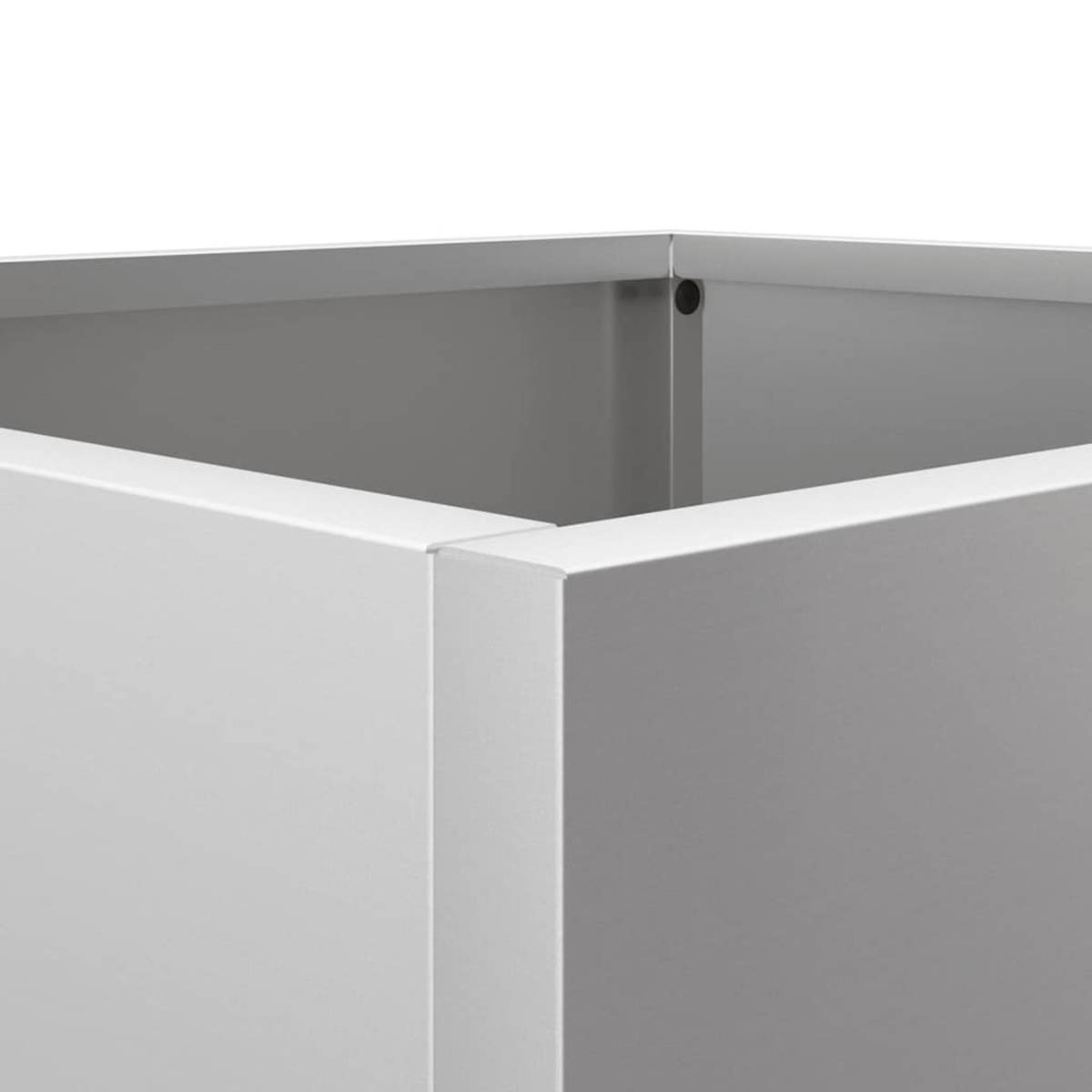 Nahaufnahme einer weißen, eckigen Struktur, möglicherweise eines Schranks. Licht und Schatten betonen die Kanten und Ecken, eine dunkle Schraube ist sichtbar.