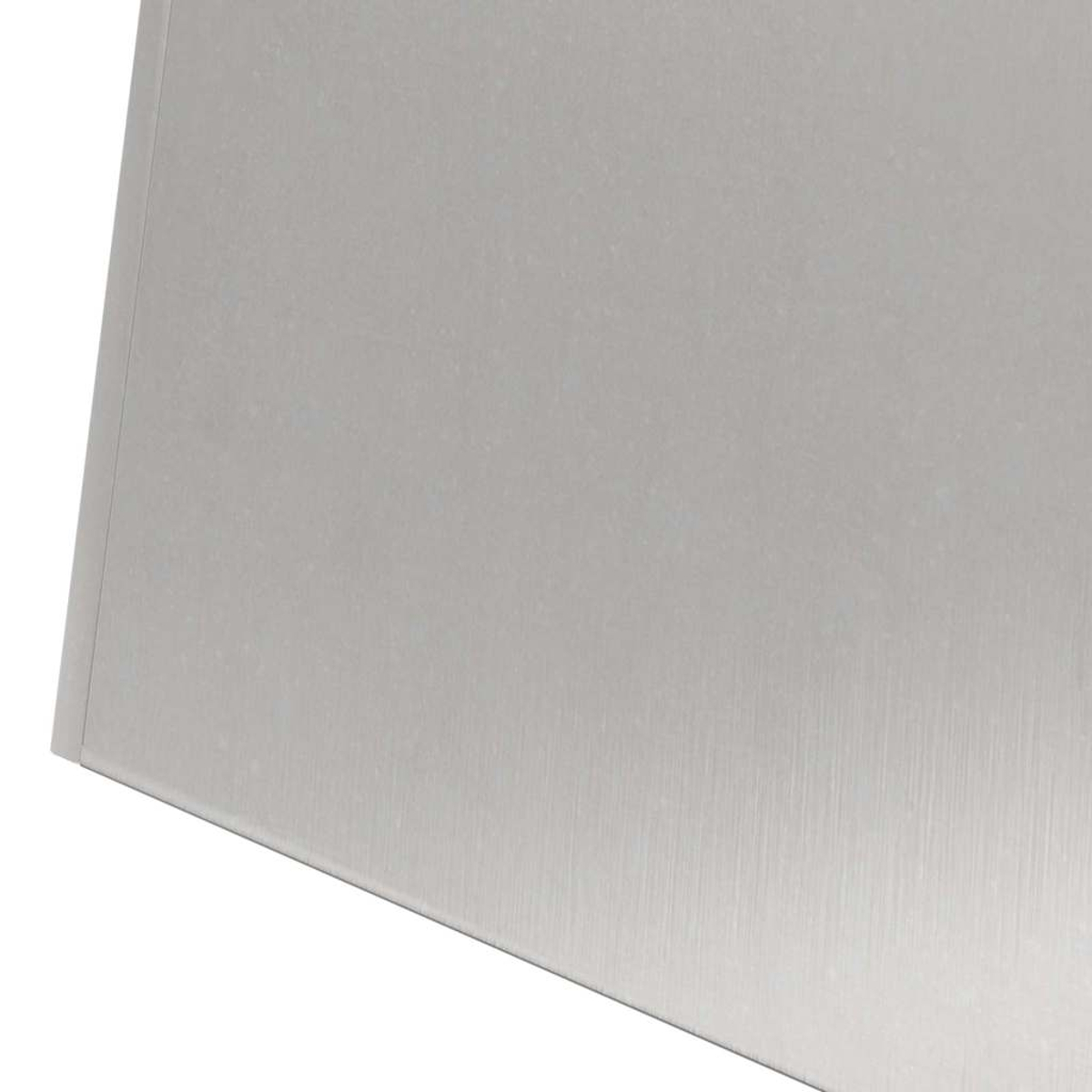 Nahaufnahme einer metallischen Oberfläche. Die Oberfläche ist hellgrau und hat sichtbare, vertikale gebürstete Linien.